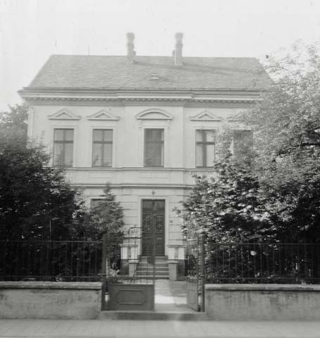 Ein Bild vom alten Pastorat in SchwarzWeiß - circa 1920 aufgenommen.