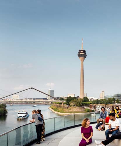 Blick über den Medienhafen auf Düsseldorf