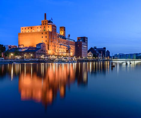 Innenhafen von Duisburg bei Nacht