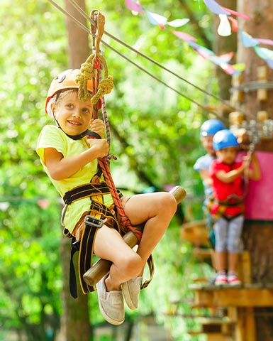 Spielende Kinder im Kletterpark Velbert