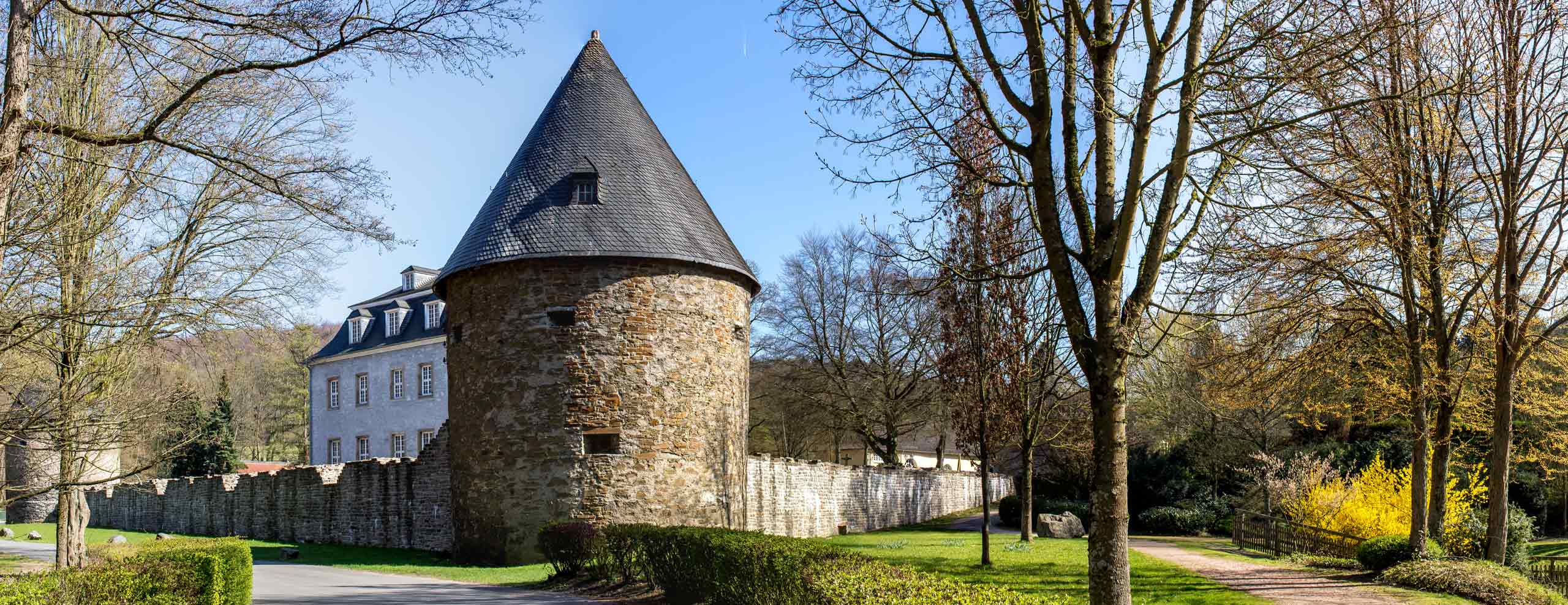 Schloss Hardenberg in Velbert an einem sonnigen Tag